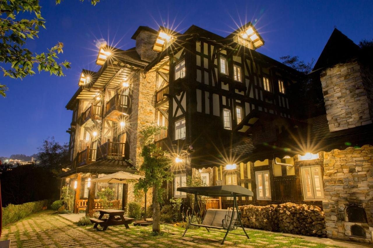 Black Forest Manor Renai Exterior photo
