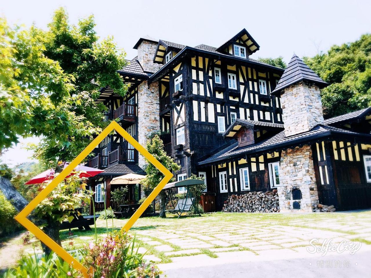 Black Forest Manor Renai Exterior photo